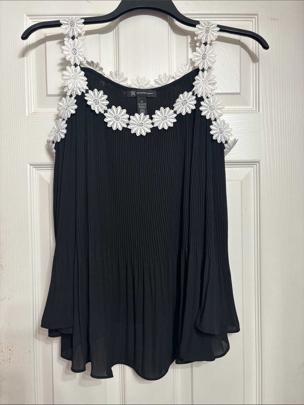 INC international concepts black and white daisy cold shoulder top Medium EUC